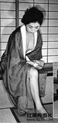 女子切腹自尽视频,女子切腹自尽，视频记录生死离别